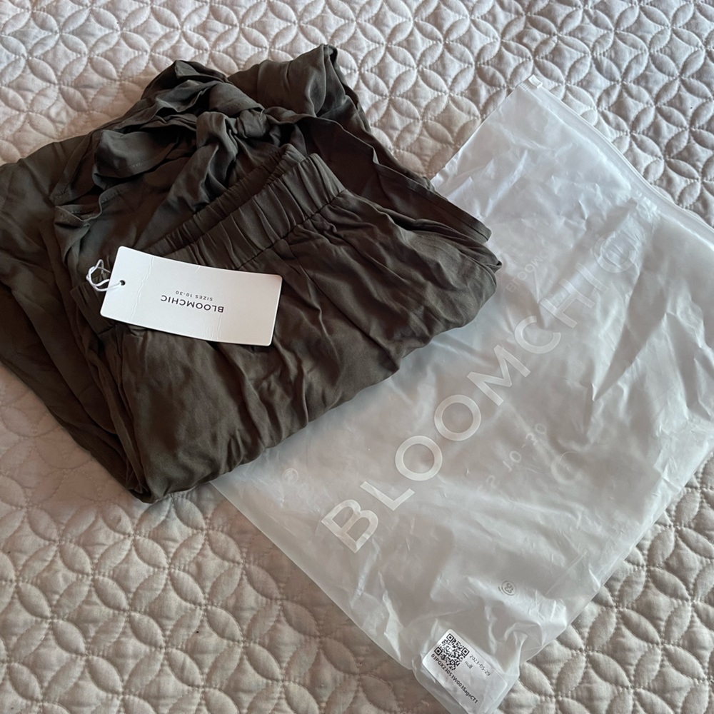 NWT! Bloomchic Light Weight Split Hem Sage Green Pants